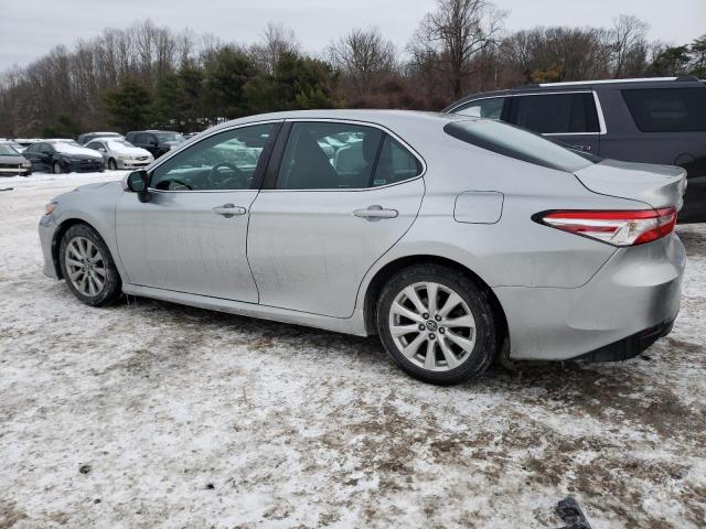 4T1B11HK5JU544453 - 2018 TOYOTA CAMRY L SILVER photo 2