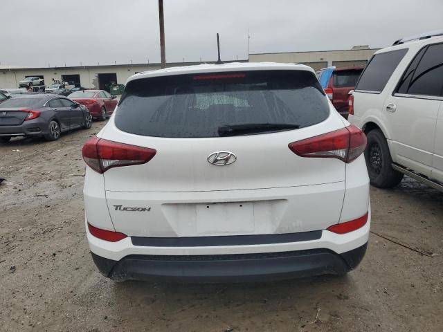 KM8J23A42HU327453 - 2017 HYUNDAI TUCSON SE WHITE photo 6