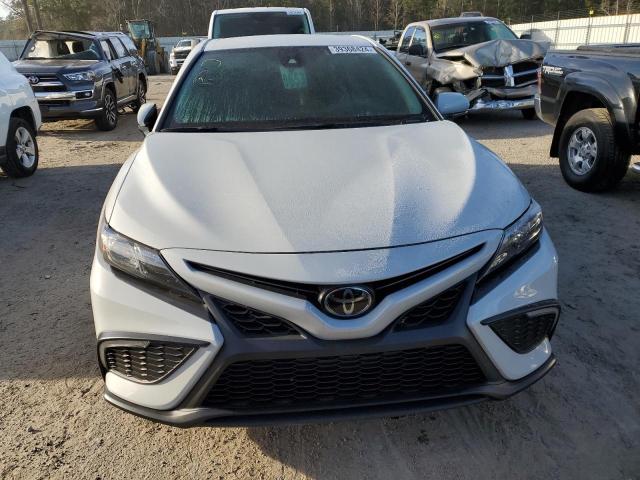 4T1T11AK8PU090903 - 2023 TOYOTA CAMRY SE NIGHT SHADE WHITE photo 5