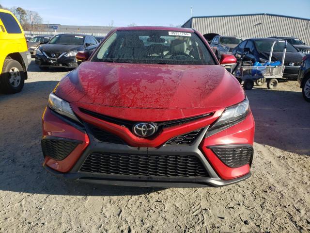 4T1G11AK6NU054917 - 2022 TOYOTA CAMRY SE RED photo 5