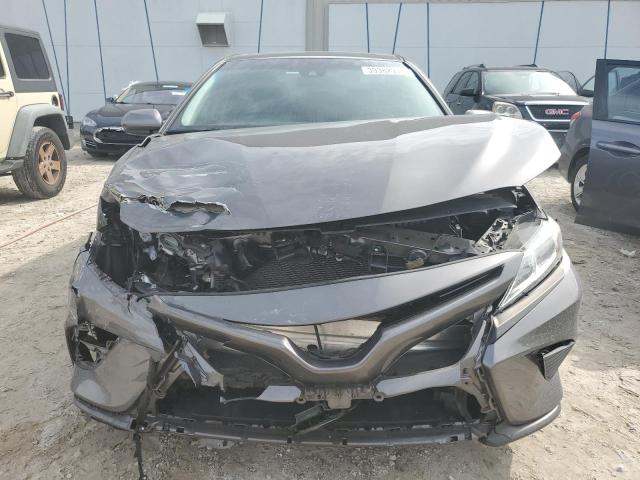 4T1G11AK0LU894396 - 2020 TOYOTA CAMRY SE GRAY photo 5