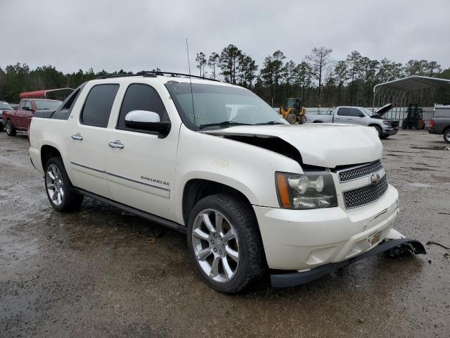 3GNMCGE00BG104519 - 2011 CHEVROLET AVALANCHE LTZ WHITE photo 4