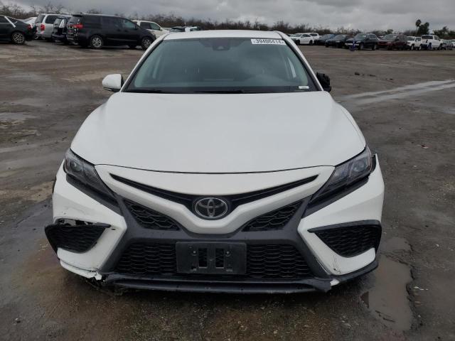 4T1G11AK3PU814336 - 2023 TOYOTA CAMRY SE NIGHT SHADE WHITE photo 5