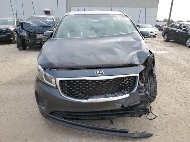 KNDMB5C16H6267150 - 2017 KIA SEDONA LX GRAY photo 5