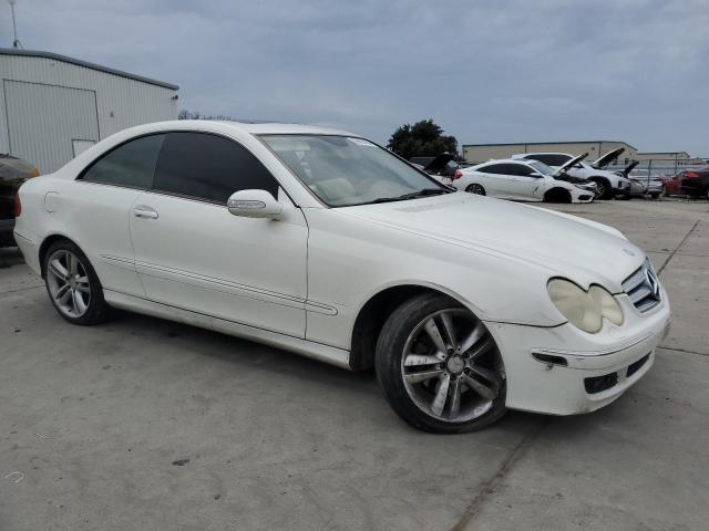 WDBTJ56H28F245586 - 2008 MERCEDES-BENZ CLK 350 WHITE photo 4