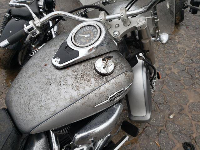 JS1VS55A762112767 - 2006 SUZUKI C50 SILVER photo 5