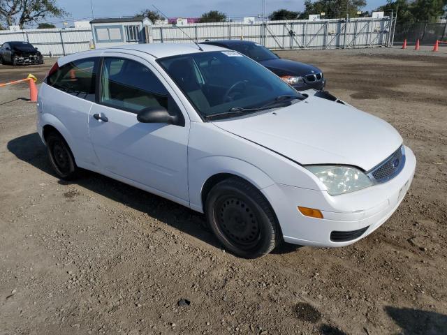 1FAFP31N76W254057 - 2006 FORD FOCUS ZX3 WHITE photo 4