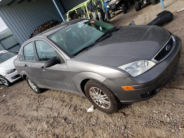 1FAFP34NX5W182961 - 2005 FORD FOCUS ZX4 GRAY photo 4