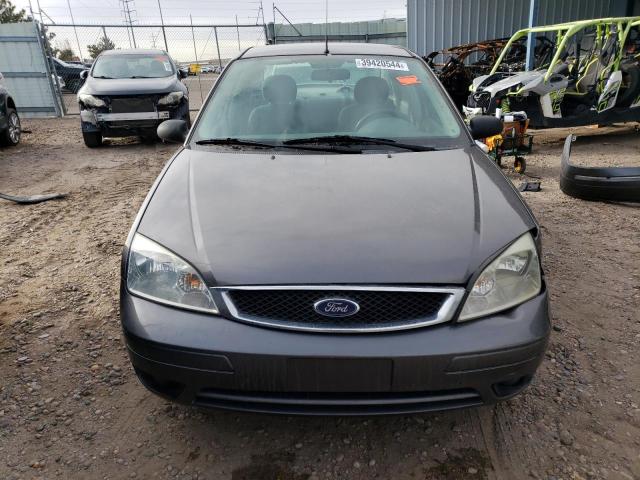 1FAFP34NX5W182961 - 2005 FORD FOCUS ZX4 GRAY photo 5