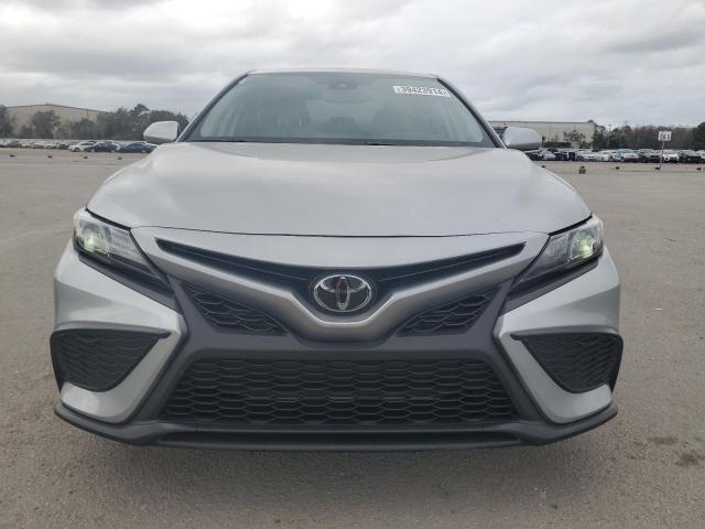 4T1T11AK9PU826263 - 2023 TOYOTA CAMRY SE NIGHT SHADE SILVER photo 5