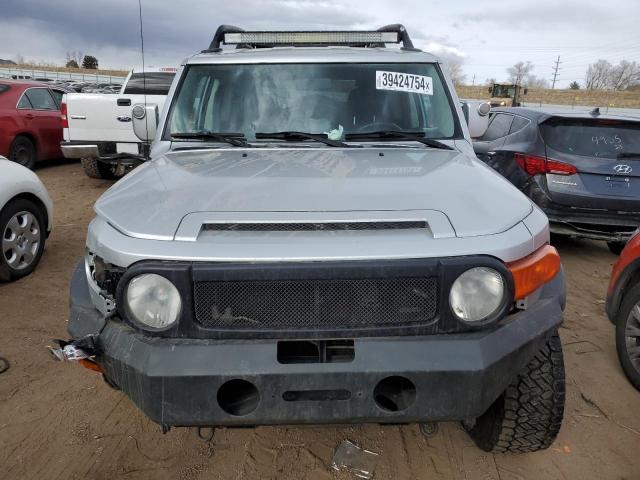 JTEBU11F570099930 - 2007 TOYOTA FJ CRUISER SILVER photo 5