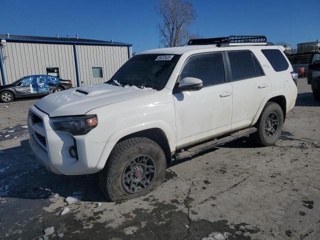 JTEBU5JR9J5484273 - 2018 TOYOTA 4RUNNER SR5/SR5 PREMIUM WHITE photo 1