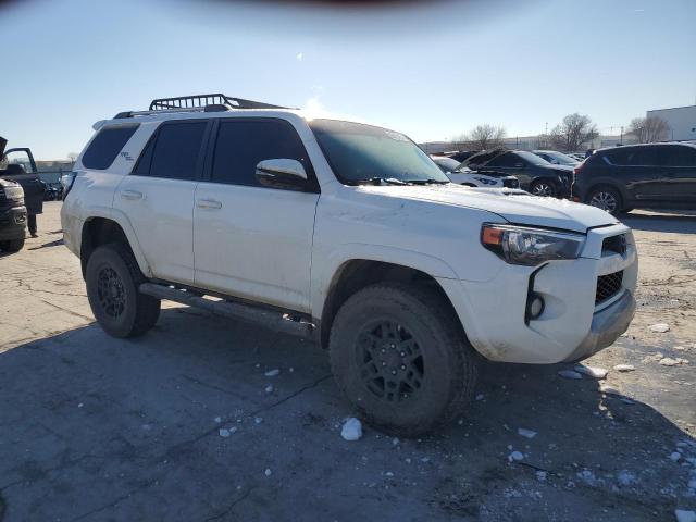 JTEBU5JR9J5484273 - 2018 TOYOTA 4RUNNER SR5/SR5 PREMIUM WHITE photo 4