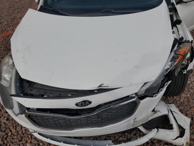 KNAFK4A60G5495714 - 2016 KIA FORTE LX WHITE photo 11