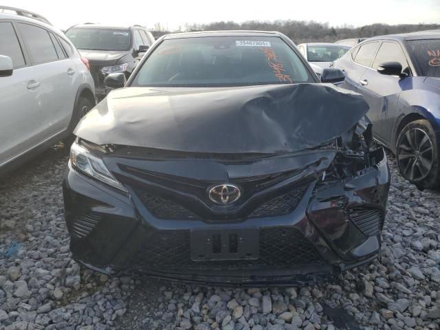 4T1B61HK0JU128103 - 2018 TOYOTA CAMRY XSE BLACK photo 5