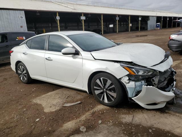 1N4BL4DVXMN345452 - 2021 NISSAN ALTIMA SV WHITE photo 4