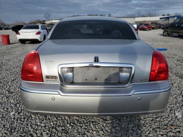 1LNHM83W33Y704992 - 2003 LINCOLN TOWNCAR CARTIER SILVER photo 6