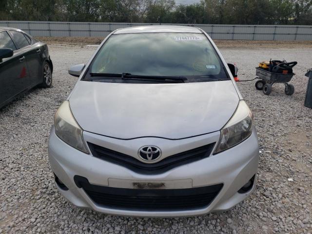 VNKKTUD35EA007143 - 2014 TOYOTA YARIS SILVER photo 5