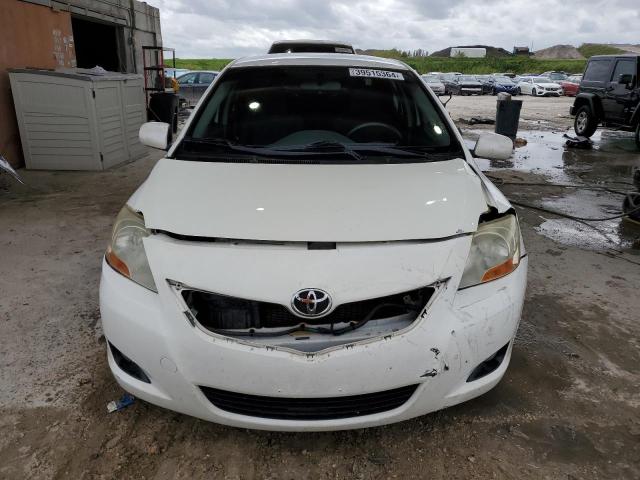 JTDBT923884014499 - 2008 TOYOTA YARIS WHITE photo 5