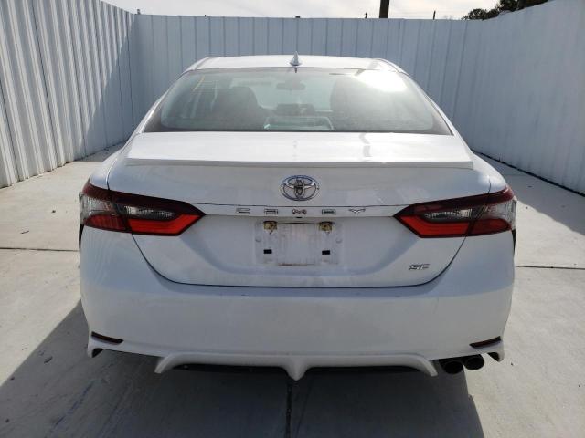 4T1G11AKXPU763594 - 2023 TOYOTA CAMRY SE NIGHT SHADE WHITE photo 6