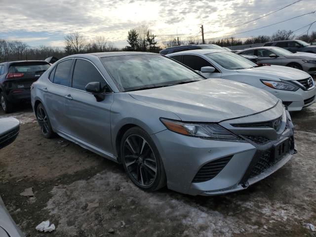 4T1BZ1HK3JU501528 - 2018 TOYOTA CAMRY XSE SILVER photo 4