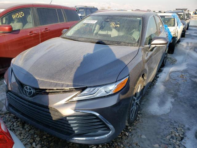 4T1F11BK2NU047750 - 2022 TOYOTA CAMRY XLE GRAY photo 5