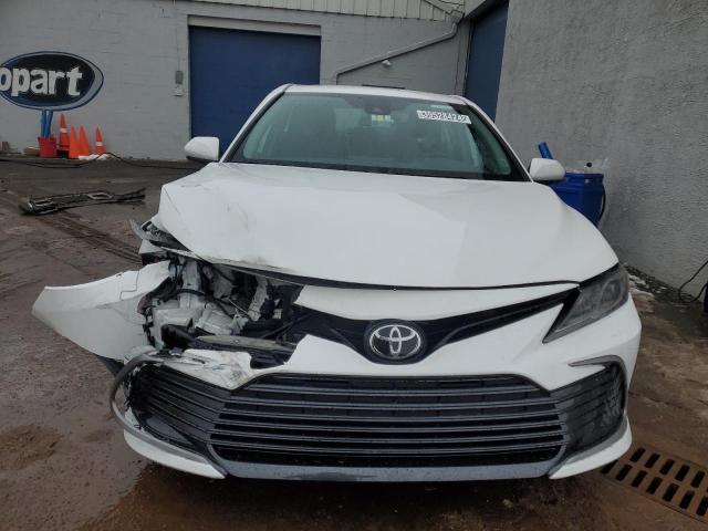 4T1C11AK8NU618758 - 2022 TOYOTA CAMRY LE WHITE photo 5