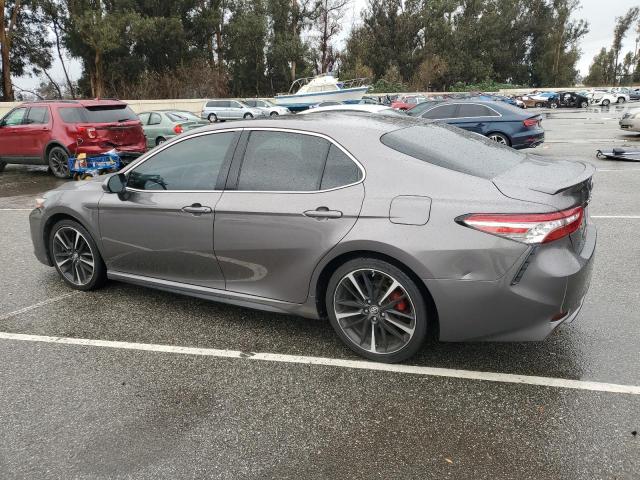 4T1B61HK8JU112098 - 2018 TOYOTA CAMRY XSE GRAY photo 2