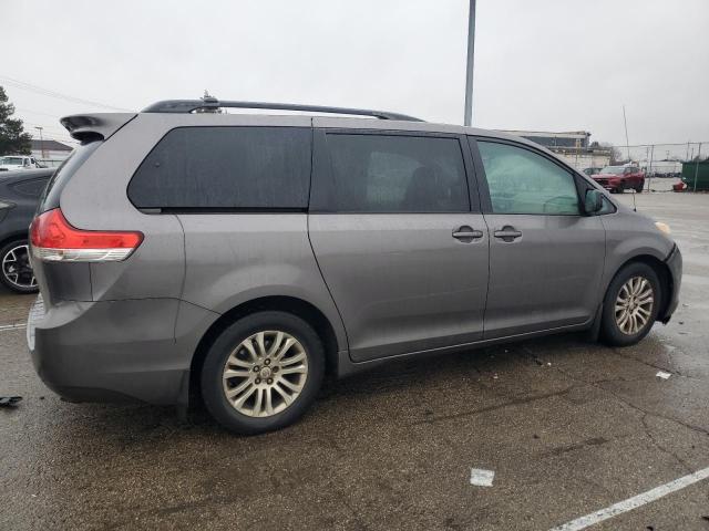 5TDYK3DC3BS039961 - 2011 TOYOTA SIENNA XLE GRAY photo 3