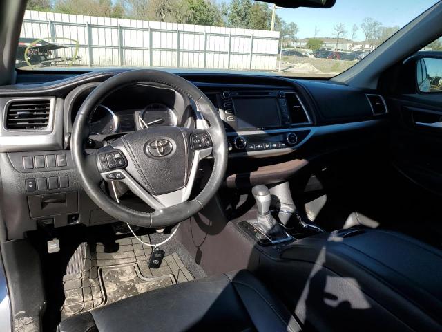5TDKKRFHXFS052858 - 2015 TOYOTA HIGHLANDER XLE ვერცხლისფერი ფოტო 8