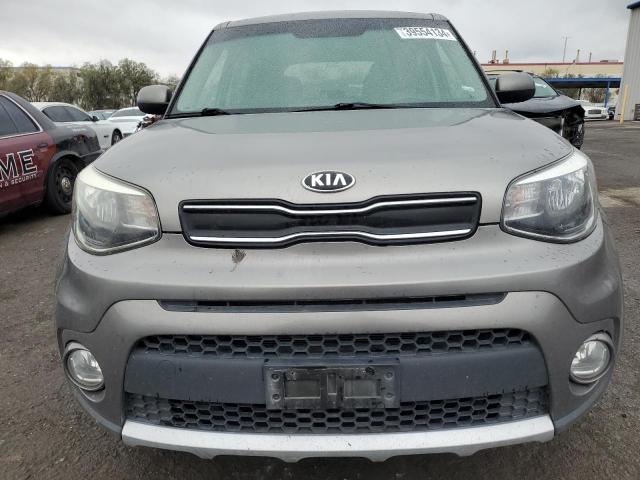 KNDJP3A51J7609795 - 2018 KIA SOUL + GRAY photo 5