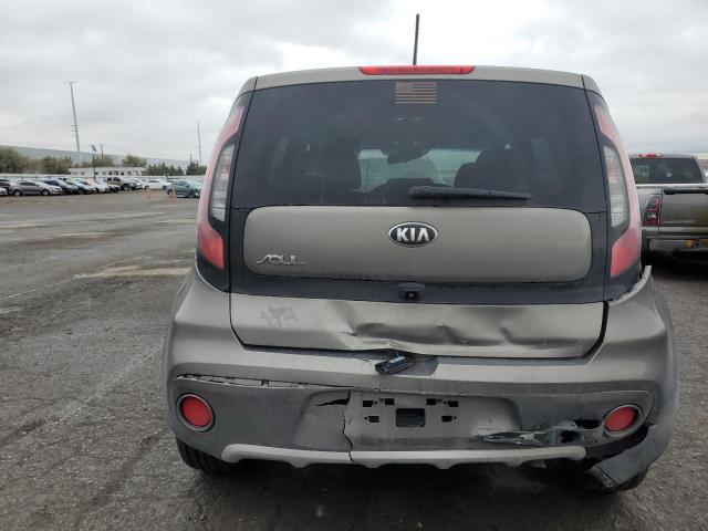 KNDJP3A51J7609795 - 2018 KIA SOUL + GRAY photo 6