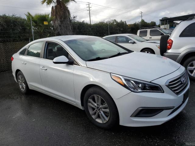 5NPE24AF4HH538032 - 2017 HYUNDAI SONATA SE WHITE photo 4