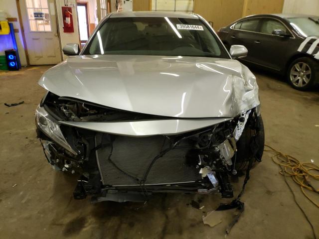 4T1B11HK4JU143458 - 2018 TOYOTA CAMRY L SILVER photo 5