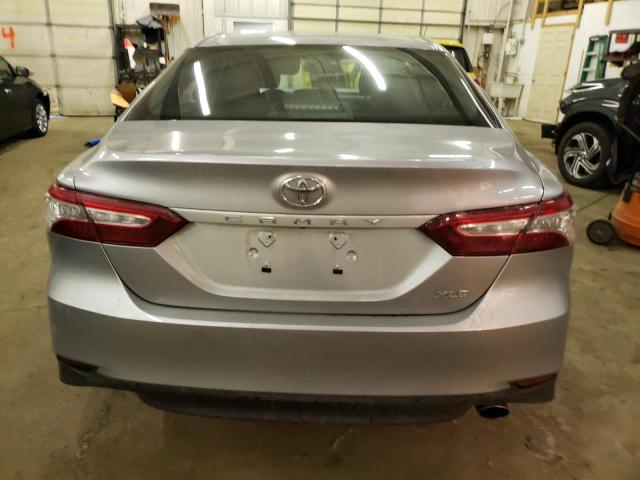 4T1B11HK4JU143458 - 2018 TOYOTA CAMRY L SILVER photo 6