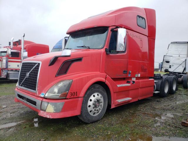 4V4NC9EH2FN916520 - 2015 VOLVO VN VNL RED photo 2