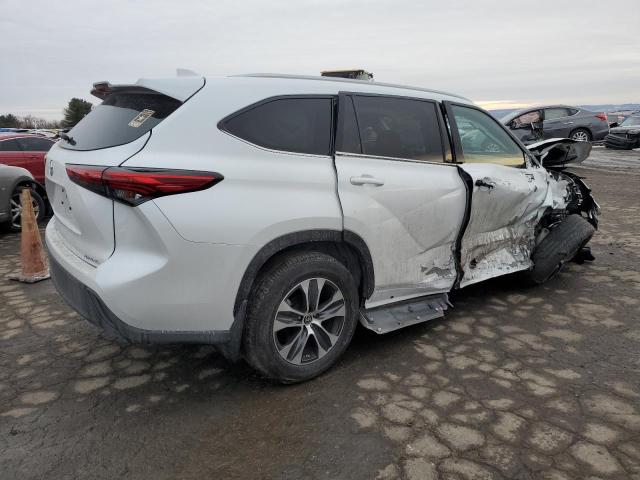 5TDGZRBH6NS565692 - 2022 TOYOTA HIGHLANDER XLE WHITE photo 3