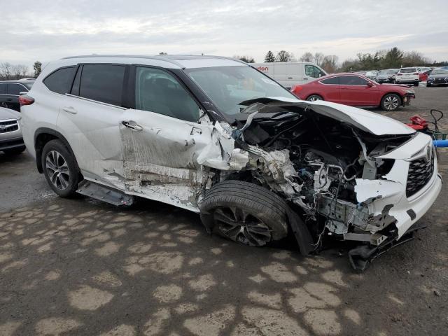 5TDGZRBH6NS565692 - 2022 TOYOTA HIGHLANDER XLE WHITE photo 4