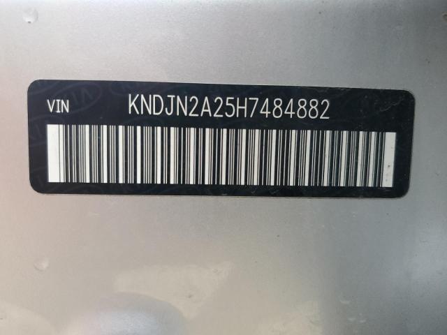 KNDJN2A25H7484882 - 2017 KIA SOUL SILVER photo 13