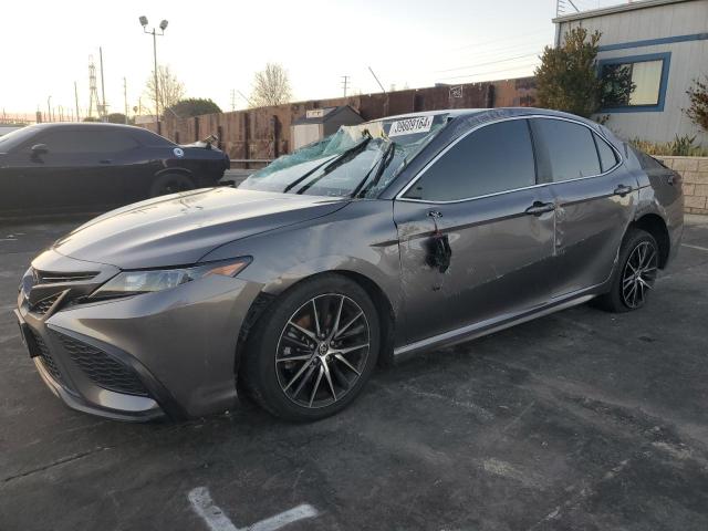 4T1G11AK0MU540069 - 2021 TOYOTA CAMRY SE GRAY photo 1