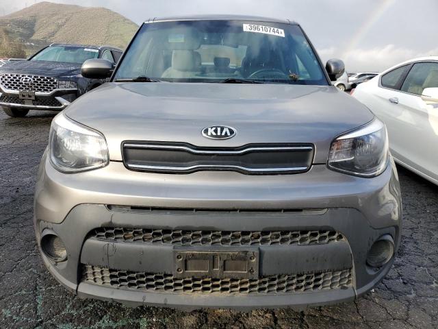 KNDJN2A21H7503816 - 2017 KIA SOUL SILVER photo 5