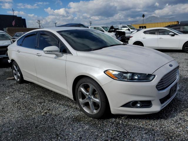 3FA6P0H74FR114833 - 2015 FORD FUSION SE WHITE photo 4