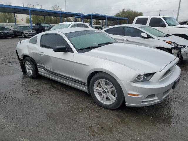 1ZVBP8AM1D5213680 - 2013 FORD MUSTANG SILVER photo 4