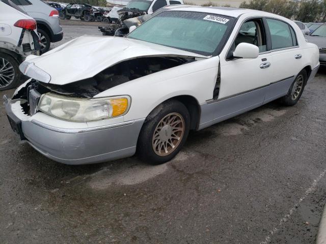 2001 LINCOLN TOWN CAR SIGNATURE, 