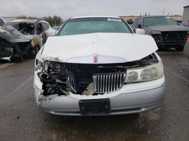 1LNHM82W01Y655751 - 2001 LINCOLN TOWN CAR SIGNATURE WHITE photo 5