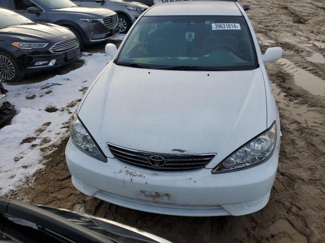 4T1BE32K75U566596 - 2005 TOYOTA CAMRY LE WHITE photo 5