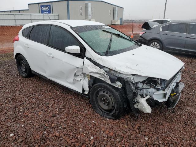 1FADP3K26JL250684 - 2018 FORD FOCUS SE WHITE photo 4