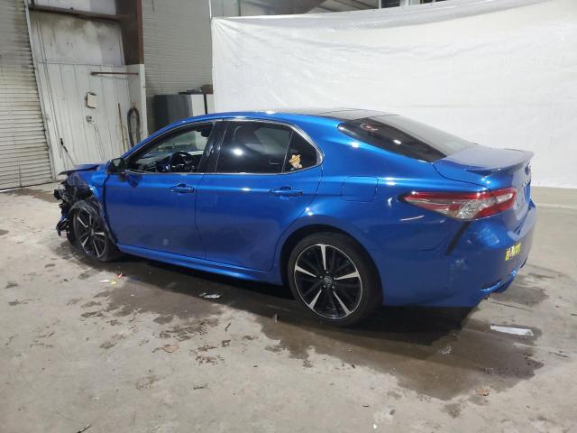 4T1B61HK9JU112935 - 2018 TOYOTA CAMRY XSE BLUE photo 2