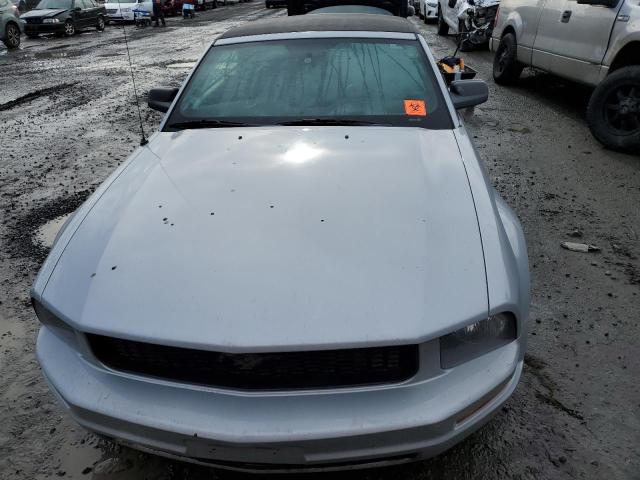 1ZVFT84N855163430 - 2005 FORD MUSTANG SILVER photo 5