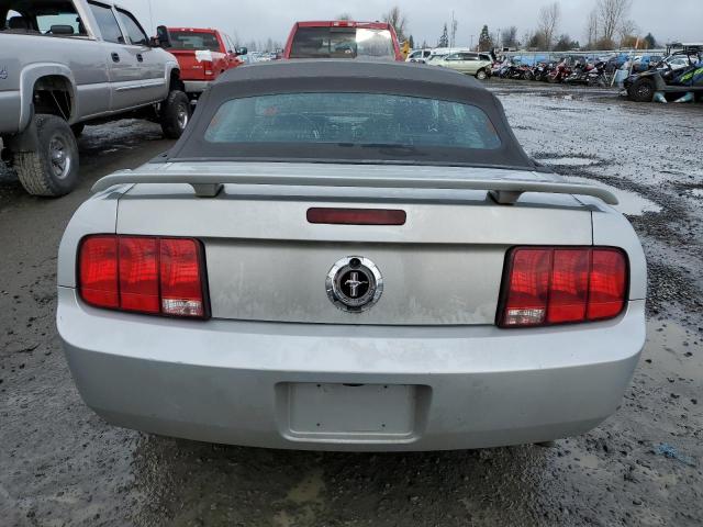 1ZVFT84N855163430 - 2005 FORD MUSTANG SILVER photo 6